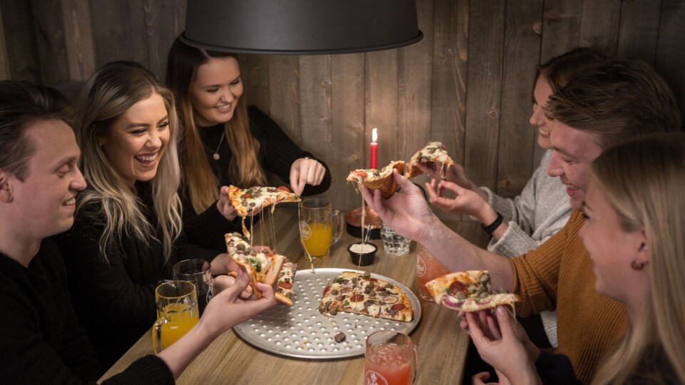 PIZZAFEST: At seks voksne personer deler én pizza er selvsagt helt utenkelig, så vi håper det er en til på vei.