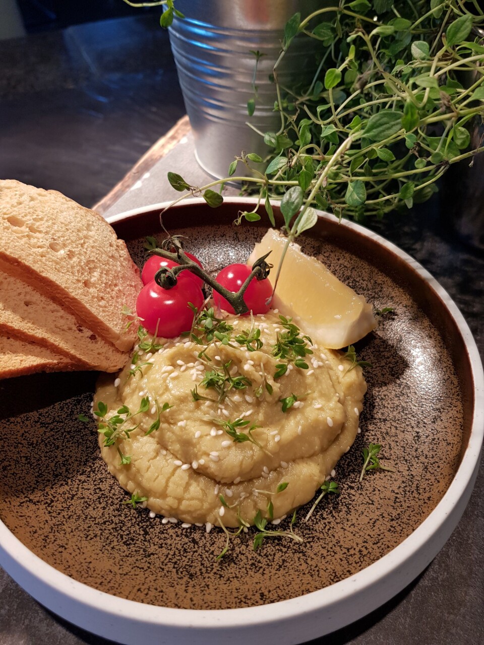 HUMMUS: Urtehummus fra Frosta toppet med dulcia tomater, sesam og sprøttbrød.