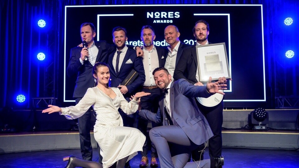ÅRETS MEDLEM: Bakre rekke: De glade vinnerne fra Vestlia Resort, foran: konferansier Live Nelvik,Erik Strøm Nores.