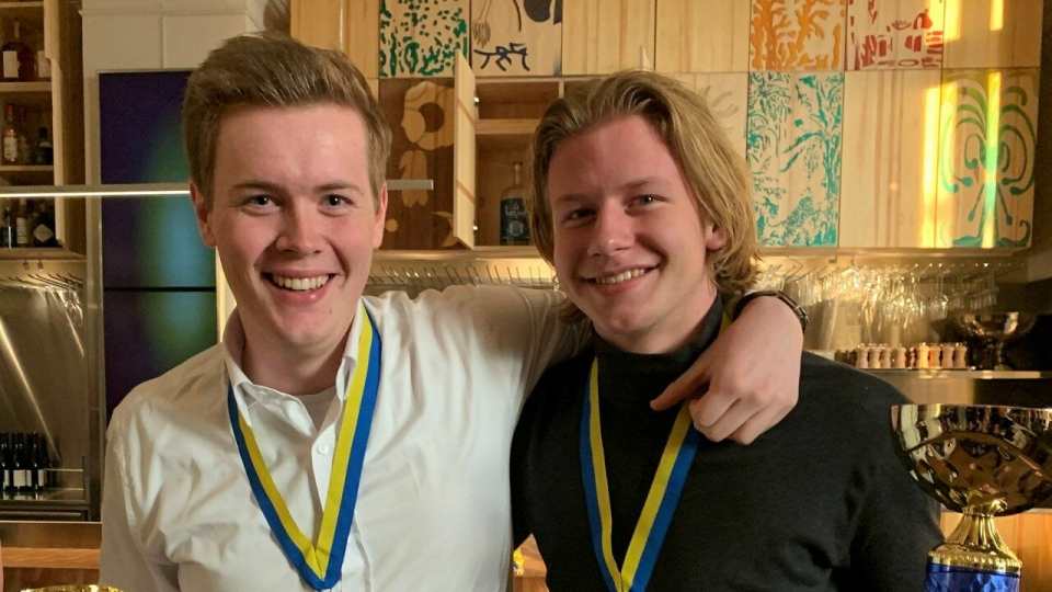 Kokkelærlingene Audun Blystad (t. v.) og Håvard Onsøyen tok gull i Nordisk mesterskap for kokk- og servitørlærlinger 2019.