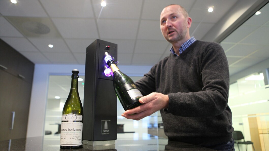POPULÆRT: Øyvind Tveit i Vinconsult demonstrerer vinpreserveringssystem «Le Verre de Vin». På 5 sekunder er flasken preservert, og vinen holder seg frisk i 3 uker. POPULÆRT: Øyvind Tveit i Vinconsult demonstrerer vinpreserveringssystem «Le Verre de Vin». På 5 sekunder er flasken preservert, og vinen holder seg frisk i 3 uker.