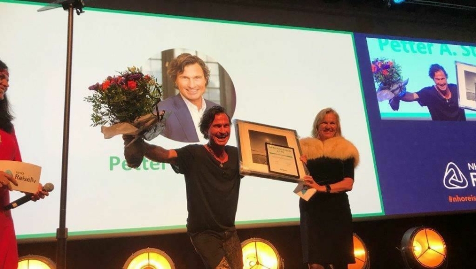 HEDER: Petter Stordalen fikk NHO Reiselivs hederspris av Kristin Krohn Devold.