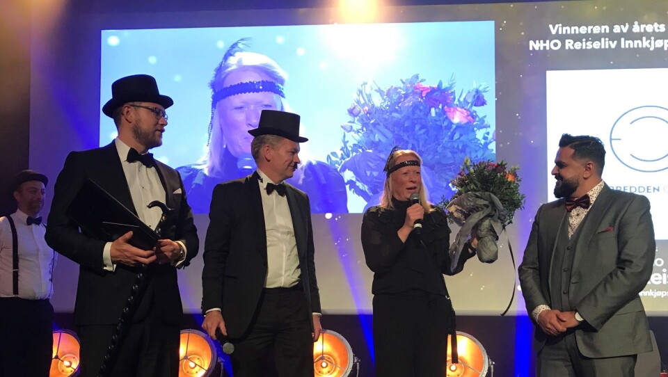 VINNERNE: Fra venstre: Espen Gryt (eier, styreleder og grunnlegger av Elvebredden Catering), Øyvind Frich (leder av innkjøpsutvalget i NHO Reiseliv Innkjøpskjeden), Marianne Gotaas (daglig leder i Elvebredden Catering) og Javvad Latif (salgs- og markedssjef i NHO Reiseliv). Foto: NHO Reiseliv.