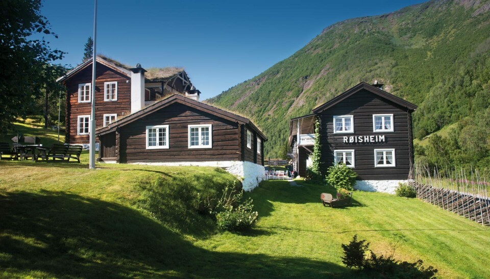 FREDET: I en fredet skysstasjon, med bygninger fra 17- og 1800-tallet, finner du Røisheim Hotell.