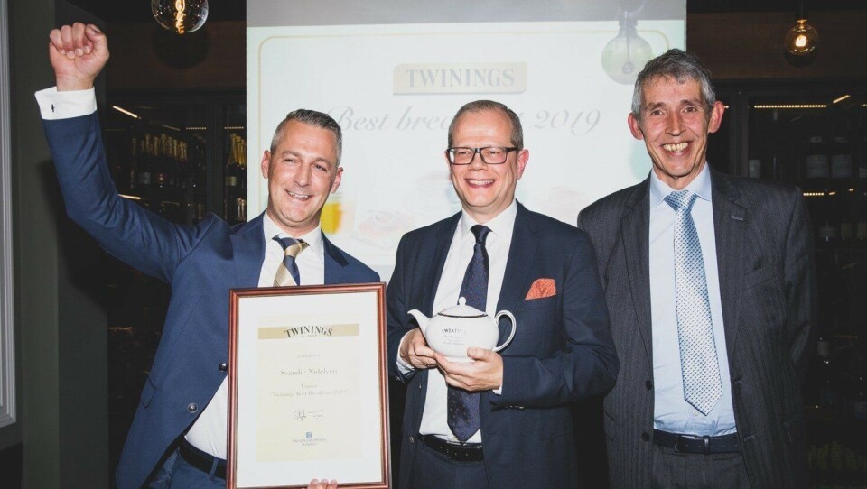 FORNØYD: Food & Beverage Manager på Scandic Nidelven, Espen Teigseth, hotelldirektør på Scandic Nidelven, Kjetil Vassdal og Stephen Twining.