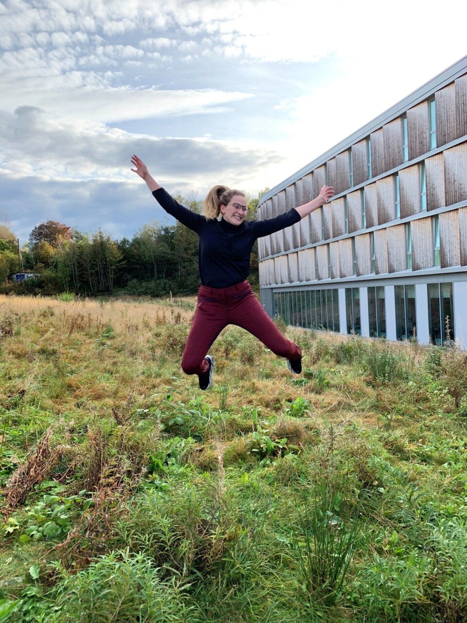 FLYR HØYT: Biehotell-direktør Thea Emilie Giske er hoppende glad for at prosjektet er fullført!