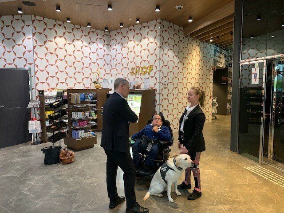 AMBASSADØR: F.v. Scandics tilgjengelighetsambassadør, Magnus Berlund med Ove Strømme og Rikke Ullmann.