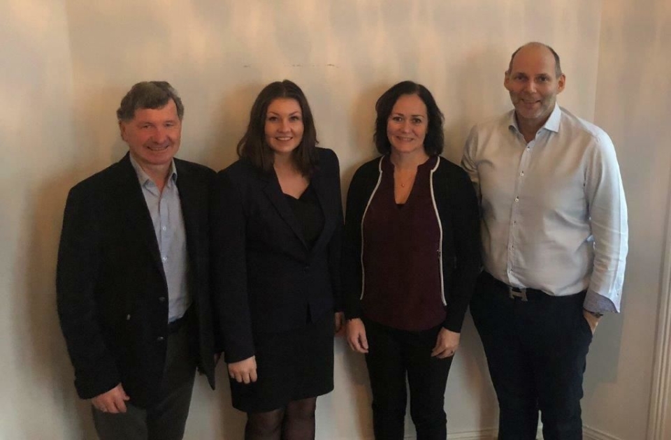 ENIGE: Tore Sævil Haldorsen (Hotell Geiranger) og Maud Haldorsen (Hotell Geiranger) saman med Hege Sævik Rabben (Havila Holding) og Gunther Dahler (Havila Hotels)