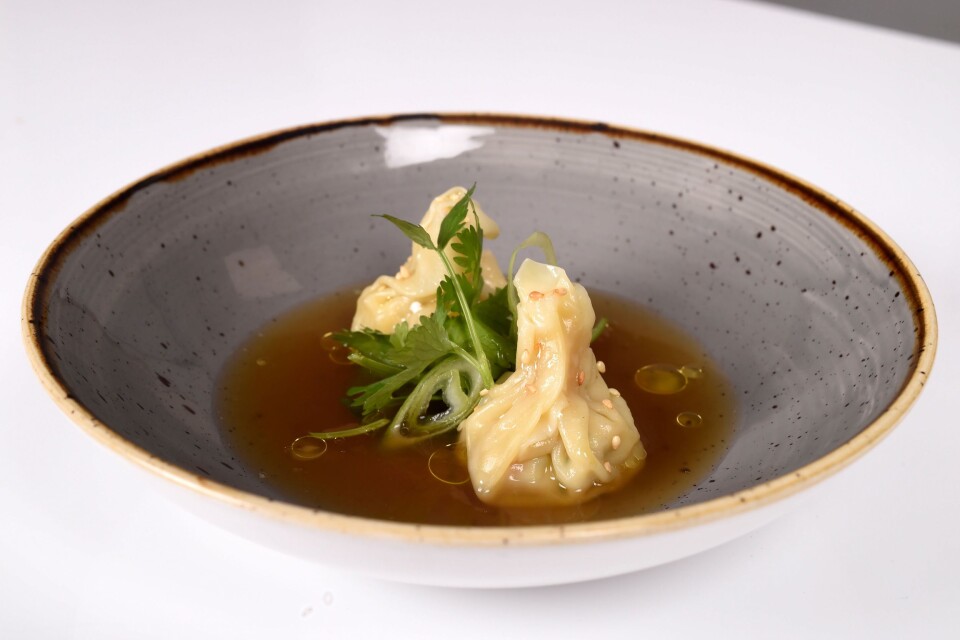 Høns til overs fra Holte Gård / Buljong av hønseføtter med dumpling av hønsekjøtt.