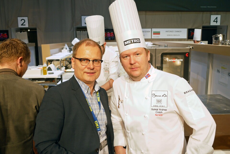 Arne Sørvig (t.v.) og Gunnar Hvarnes brenner for kokke- og matfaget. Her fra kokkekonkurransen Bocuse d´Or Europa i Budapest. Foto: Eskil Bjørshol.