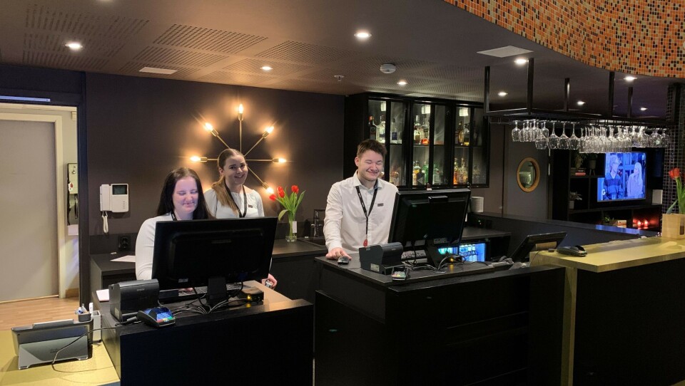SJEKKER INN: Evy, Lone og Rolf er klar til å sjekke inn gjestene.