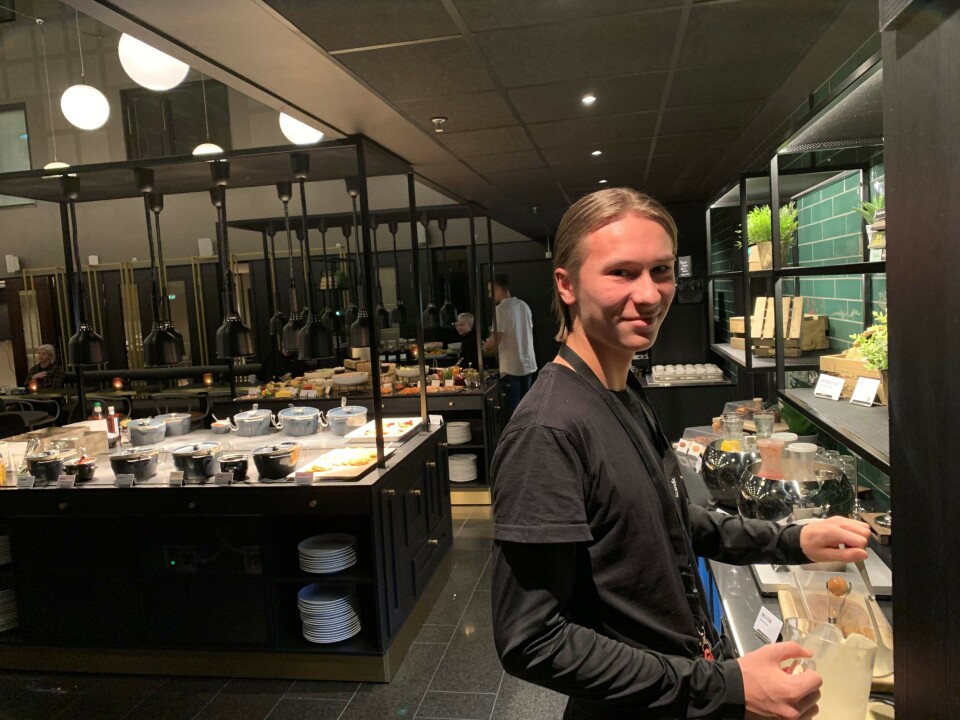 VAFFELSJEF: En av restaurantsjef Adrians første oppgaver var å lage vafler til gjestene.