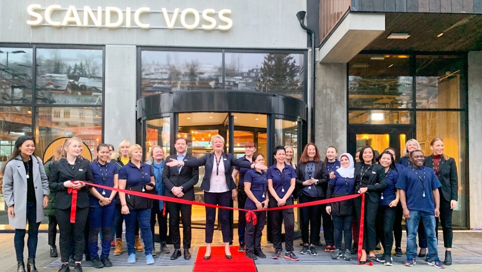 ÅPNET: Hotelldirektør på Scandic Voss sammen med ansatte på åpningsdagen torsdag 30. januar.