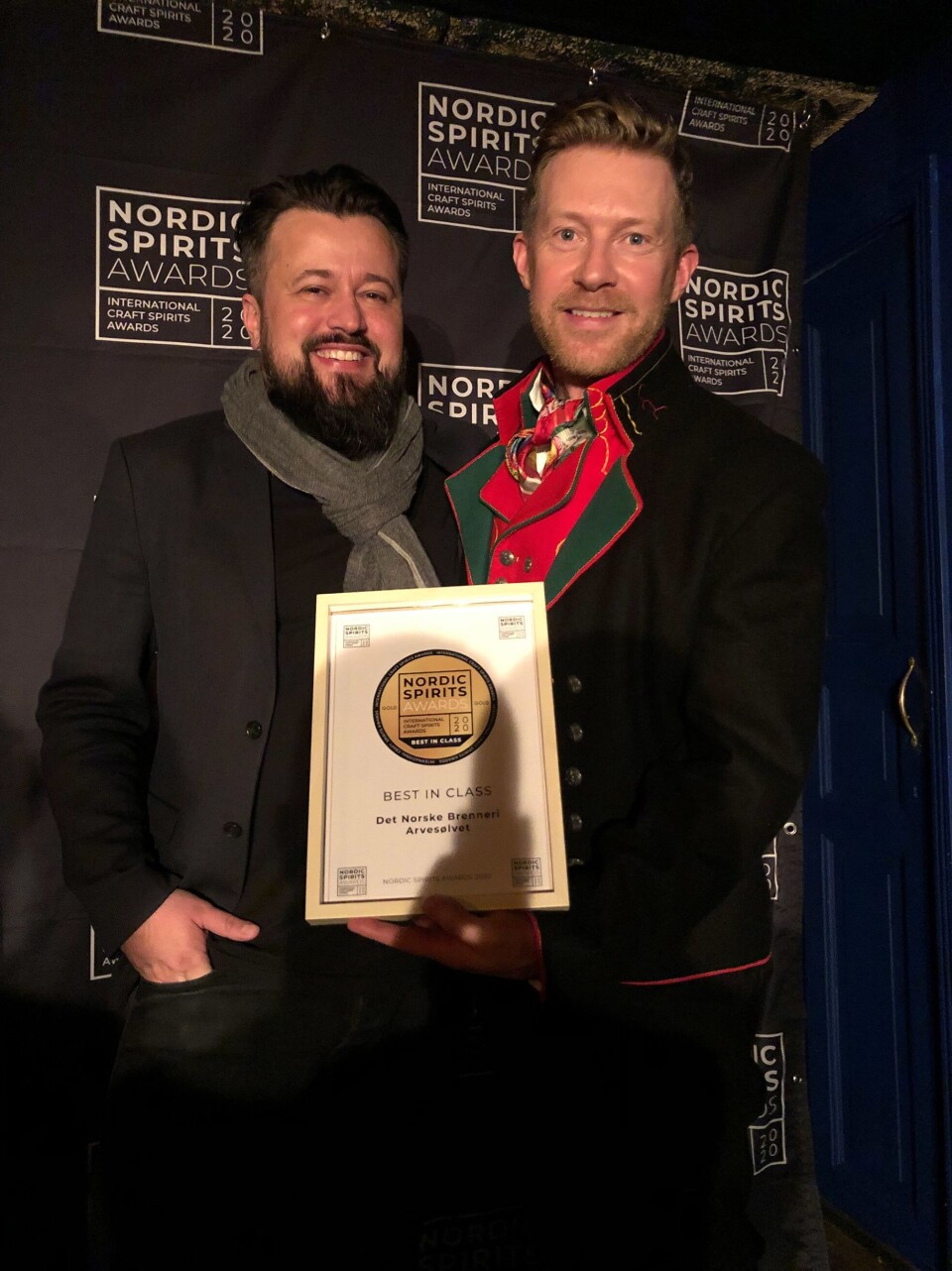 GULL: Eksportsjef i Det Norske Brenneri, Jarle Nereng, mottok gullmedaljen og prisene til Arvesølvet Aquavit fra arrangør Lars Bjerregaard i Nordic Spirits Award.