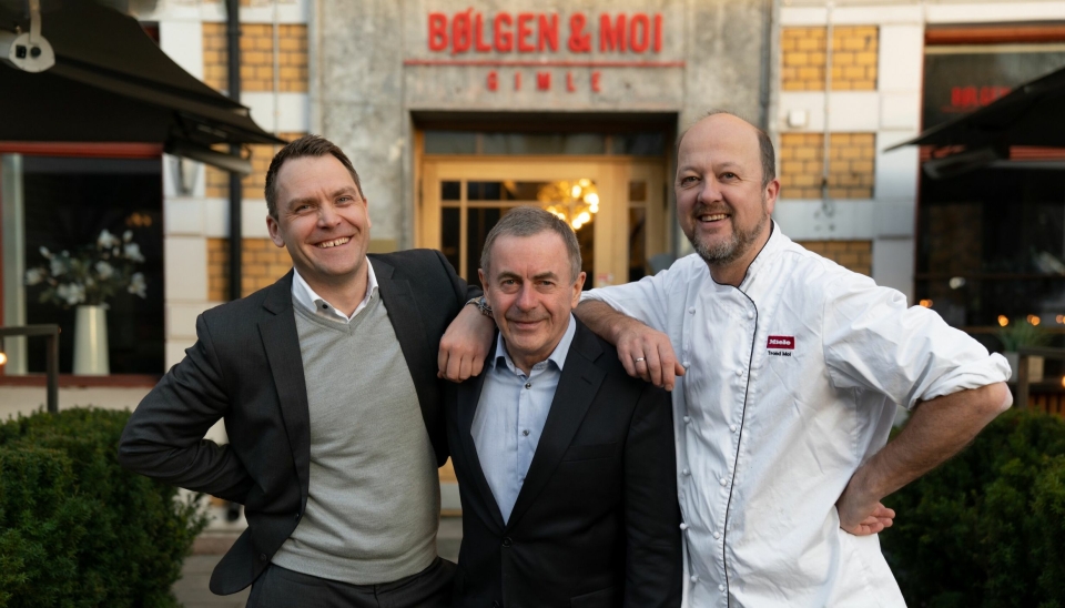 TRIO BØLGEN & MOI: I disse dager kan denne trioen feire Bølgen & Mois 25-års-jubileum, her foran restauranten på Gimle. Fra venstre: Harald Berger, Toralf Bølgen og Trond Moi.