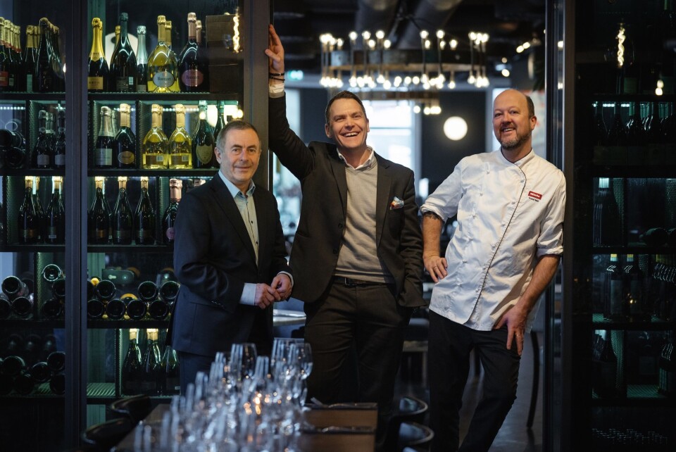 JUBILEUM: – Bølgen & Moi er nå den restaurantgruppen i vårt segment som har holdt det lengst gående her i Norge, sier Trond Moi (t.h.), her sammen med Toralf Bølgen (t.v.) og Harald Berger. JUBILEUM: – Bølgen & Moi er nå den restaurantgruppen i vårt segment som har holdt det lengst gående her i Norge, sier Trond Moi (t.h.), her sammen med Toralf Bølgen (t.v.) og Harald Berger.