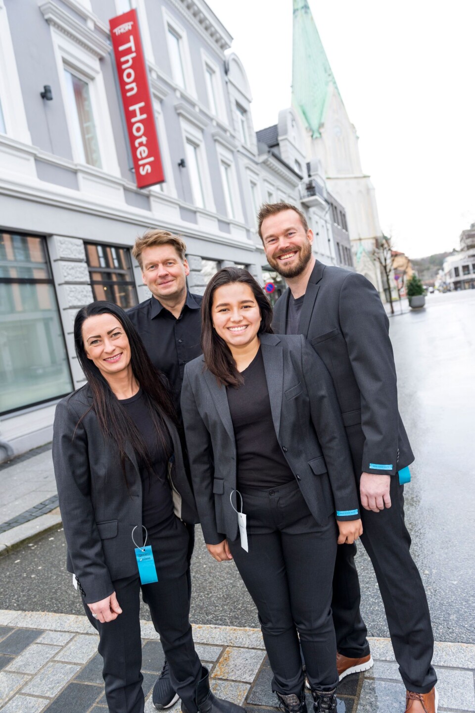 FIKK NYE KLÆR: Resepsjonister på Thon Hotel Parken sammen med daglig leder i Reparell - Fv. Marianne Lund, Emil Pettersen, Carmen Elena Løyning, Anders Westlund