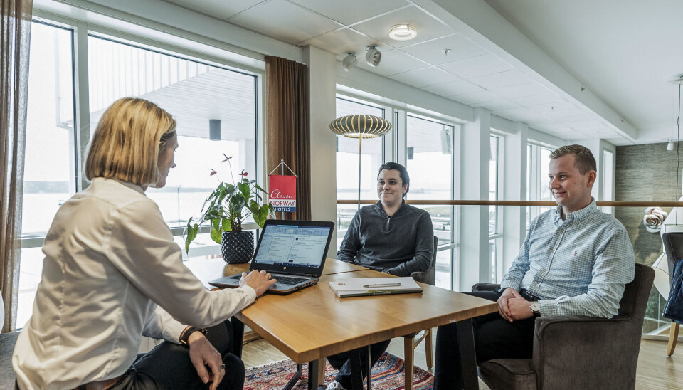 GIR UNGE EN SJANSE: Driftsdirektør Elisabeh Husøy ønsker Christian Hjelle og Andreas Sveen Mevold velkommen på Classic-laget.