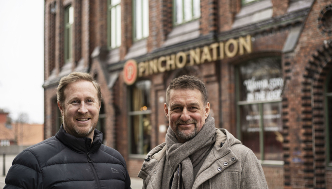 GUTTA BAK: Daniel Christensen, franchisetaker Pincho Nation Porsgrunn og Jan Wallsin, CEO, Pincho Nation AB