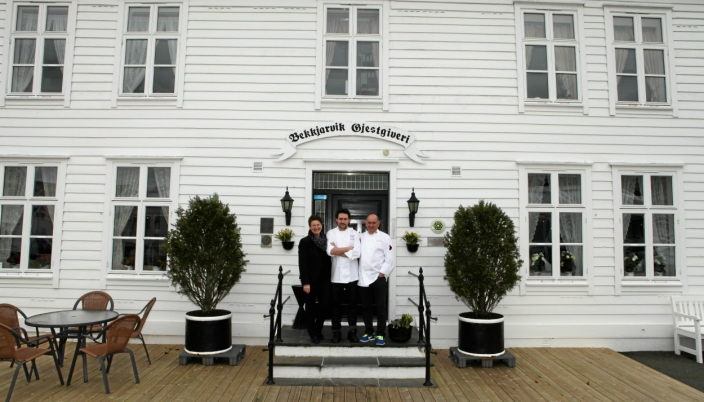 GJESTGIVERI: Familien uten Ørjan, på trappa foran dagens Bekkjarvik Gjestgiveri. I midten, Ørjans bror Arnt som ble kåret til årets kjøkkensjef i 2014.