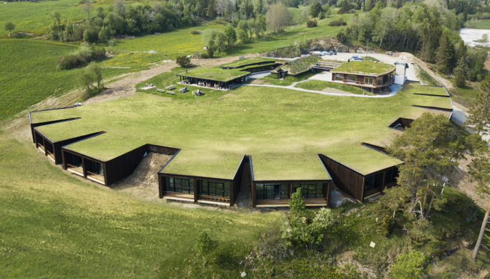SPEKTAKULÆRT: Øyna Kulturlandskapshotell på Inderøya i Trøndelag har rom som er bygd inn i bakken.