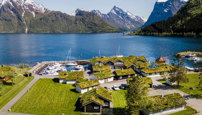IDYLL: Sagafjord Hotel ligger helt nede ved vannkanten ved Hjørundfjorden og har egen båthavn for sjøfarende gjester.