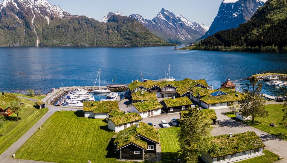 IDYLL: Sagafjord Hotel ligger helt nede ved vannkanten ved Hjørundfjorden og har egen båthavn for sjøfarende gjester. IDYLL: Sagafjord Hotel ligger helt nede ved vannkanten ved Hjørundfjorden og har egen båthavn for sjøfarende gjester.
