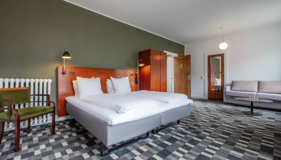 KLASSISK OG MODERNE: Dette er et familierom på hotellet.