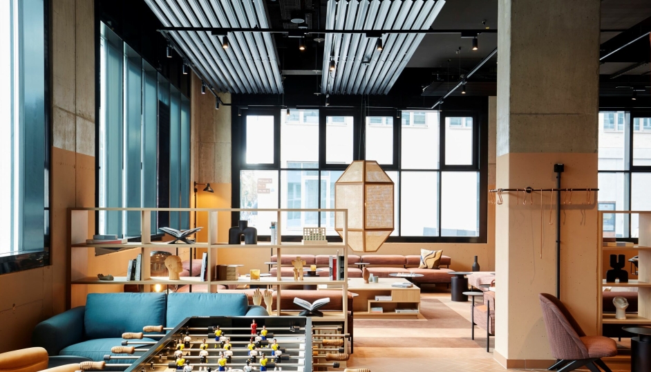 Slik ser det ut i fellesarealene til det nye hotellet fra Scandic-kjeden i München.