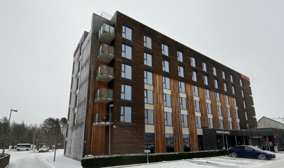 Elgstua Hotel i Elverum har vært en suksess. Nå skal hotellet utvides med 40 nye rom og konferanseavdeling. Til venstre blir påbygget.