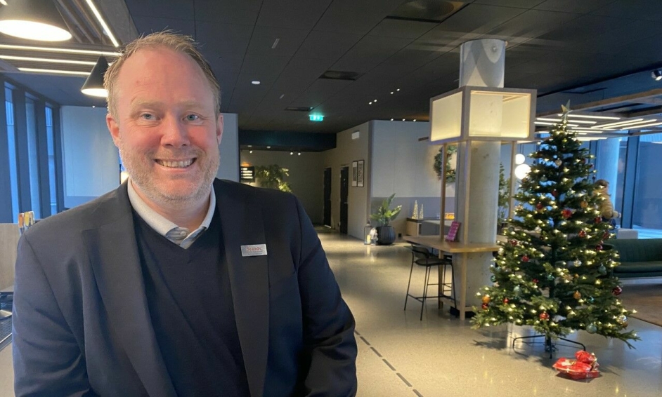 Hotelldirektør Frode Åkerland gleder seg over det 'nye' hotellet på Hamar. Snart åpner hotellet bistro med 200 sitteplasser.