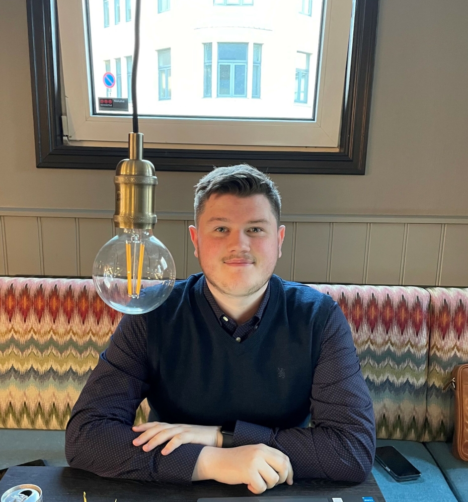 AMBISJONER: Daniel Hagevik er bare 23 år, men hotellsjef i Haugesund. Han stortrives i sin nye jobb.