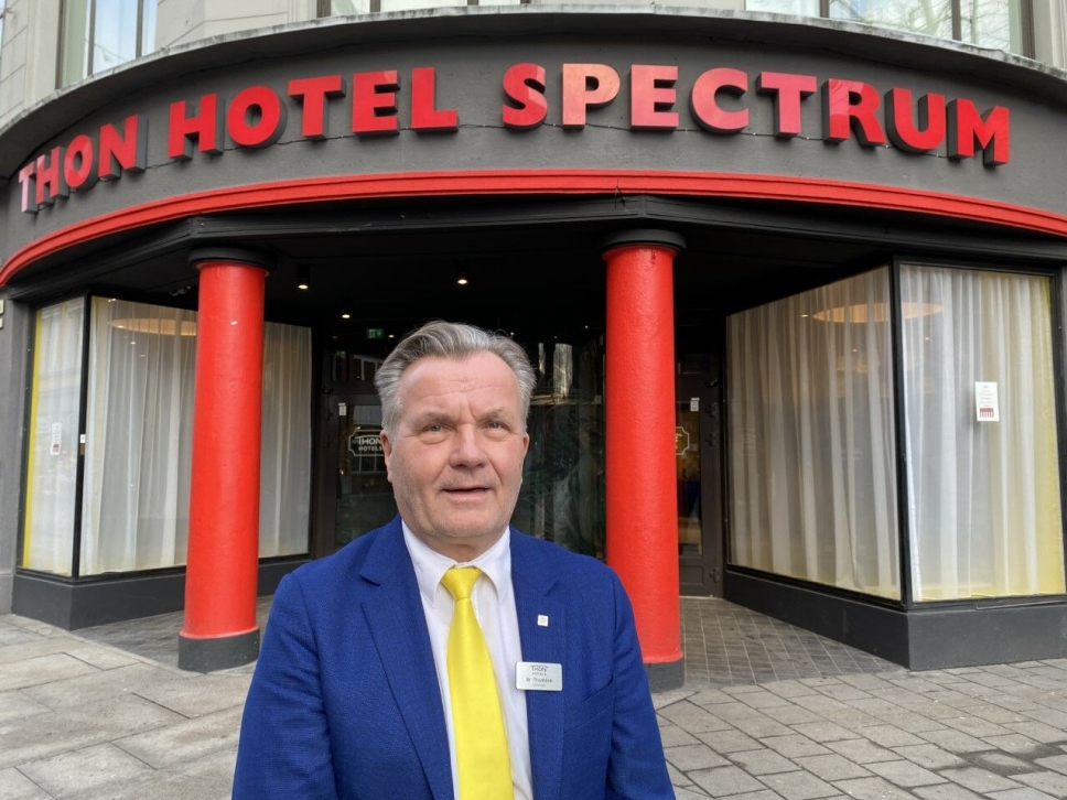 VÆR HILSET: Hotelldirektør Ib Thomsen bruker tid på å hilse på gjestene, og slå av en prat ved frokostbordet. Den tidligere stortingspolitikeren har jobbet fire år i Thon-systemet.