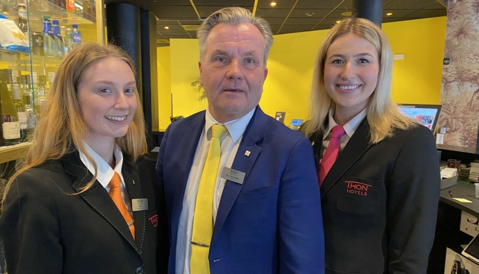 GOD STEMNING: Latteren og smilet satt løst hos gjengen på Thon Hotel Spectrum. Fra venstre resepsjonist Silje Blandkjenn, hotelldirektør Ib Thomsen og resepsjonist Kristiane Haddeland.
