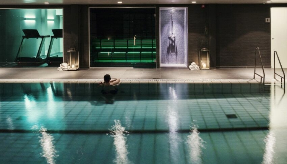 HOPP I DET: Lysebu Hotel kan skryte av en flott velvære-avdeling med et svømmebasseng på 17 meter. Bassenget er åpent for alle på søndager.