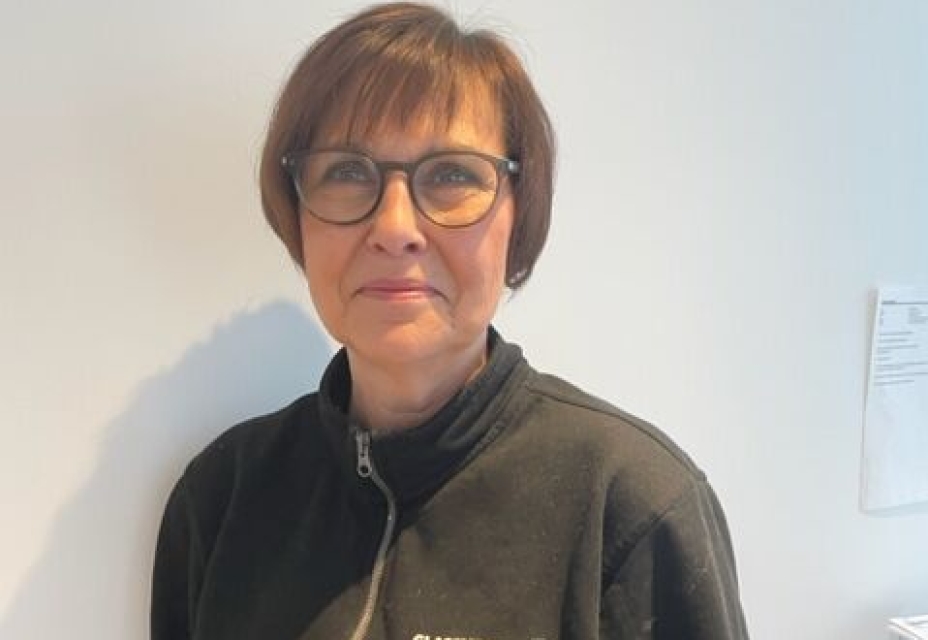 IVRIG: Daglig leder Wenche Baltzersen er en av flere som jobber på dugnad for at Skjerdingen Høyfjellshotell skal overleve.