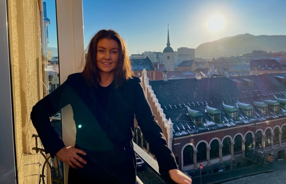 HURRA FOR 2022: Hotellsjef på Bergen Harbour Hotel, Maud Haldorsen, skryter uhemmet av de ansatte etter at hotellet har lagt bak seg et meget sterkt år. Maud ble ansatt som hotellsjef april 2022.