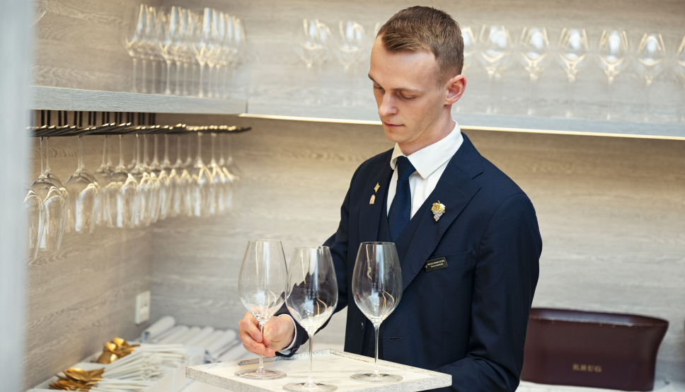 TIL TOPPS: Nikolai Haram Svorte ble i helgen kåret til årets vinkelner på Bristol Hotel i Oslo. Svorte jobber til daglig på Britannia Hotel i Trondheim.