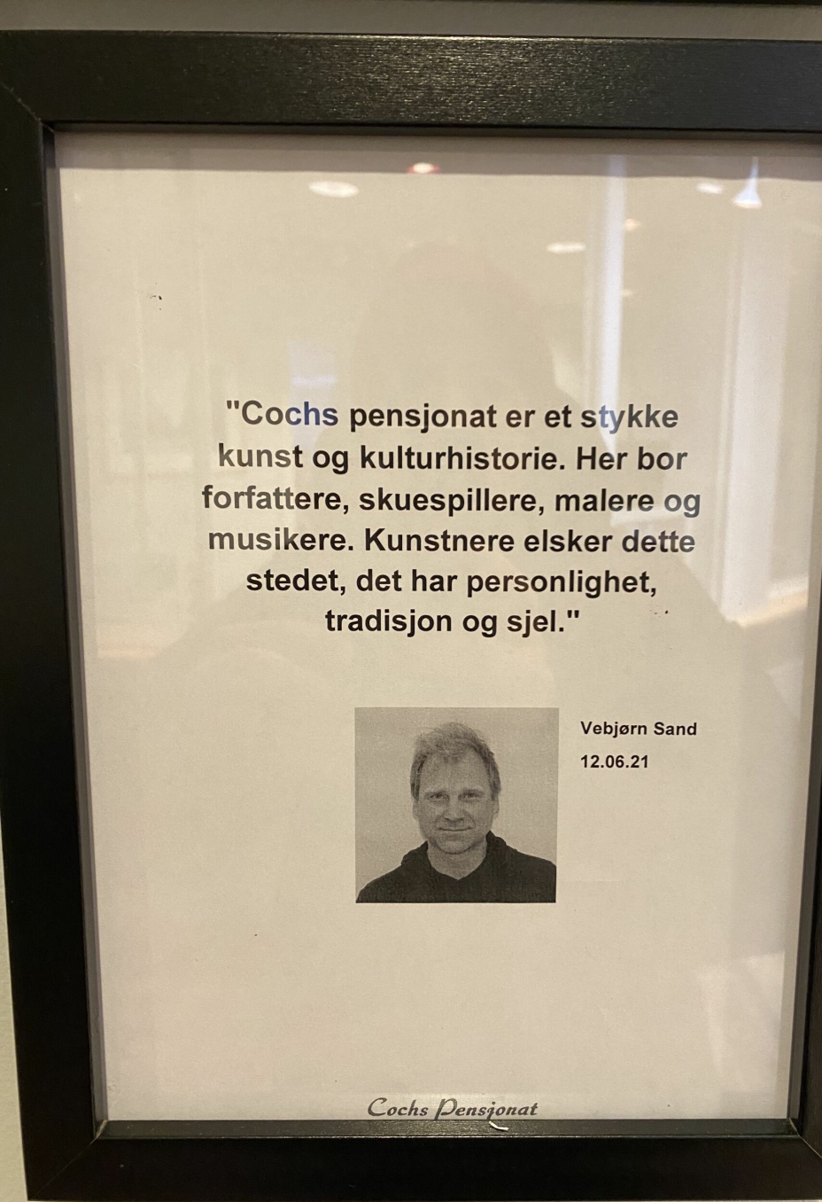 GJEST: Kunstner Vebjørn Sand er hyppig gjest hos Cochs Pensjonat. Mange kjendiser har eget rom på hotellet.