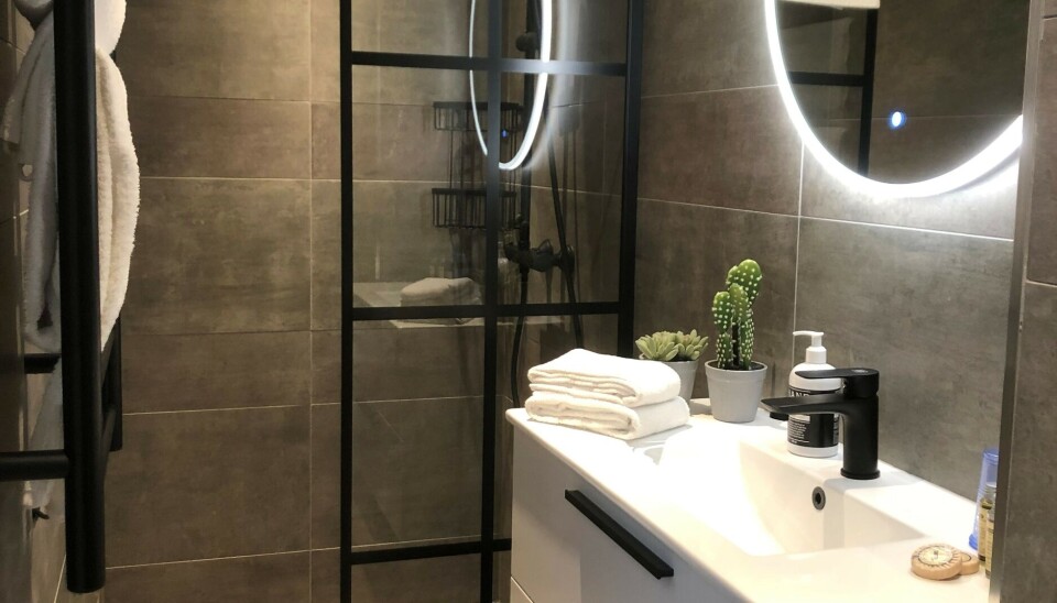 ... NÅ: Øyvind har brukt mye tid og penger på å pusse opp hotellrommene til en høy standard. ... NÅ: Øyvind har brukt mye tid og penger på å pusse opp hotellrommene til en høy standard.