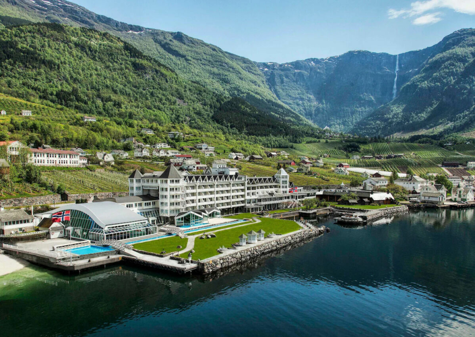 IDYLL: Hotellet Ullensvang ble solgt i 2021. Nå skal de nye eierne pusse opp hotellet som ligger helt nede ved Hardangerfjorden.