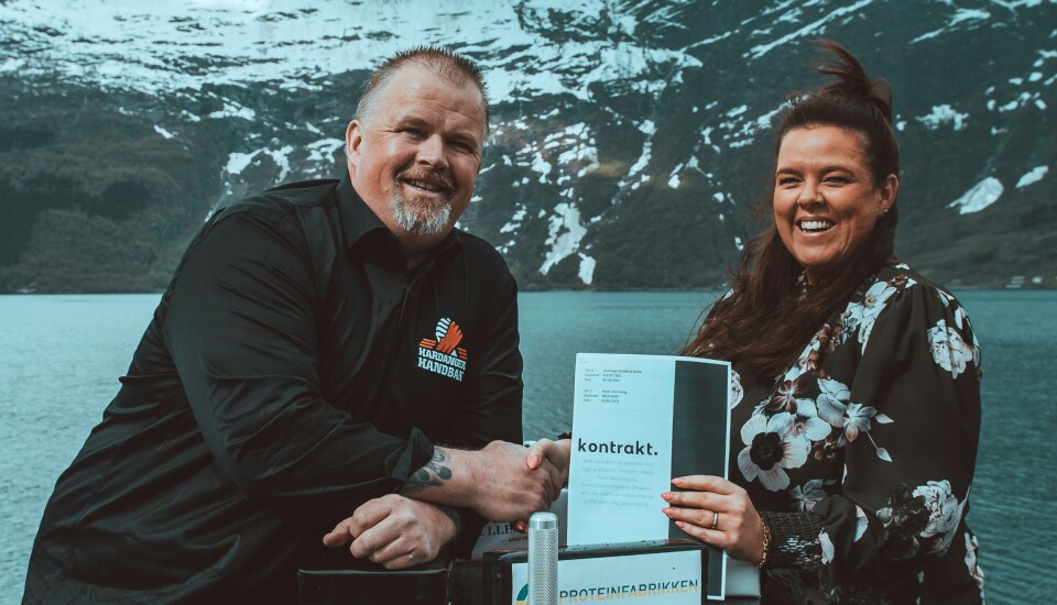 FULL JUBEL: Salgs- og markedsdirektør ved Hotel Ullensvang har god grunn til å smile; det går godt for hotellet ved Hardangerfjorden. Snart skal hotellet arrangere håndbakturnering, hvor hun får god hjelp fra Erling Midttun. FULL JUBEL: Salgs- og markedsdirektør ved Hotel Ullensvang har god grunn til å smile; det går godt for hotellet ved Hardangerfjorden. Snart skal hotellet arrangere håndbakturnering, hvor hun får god hjelp fra Erling Midttun.