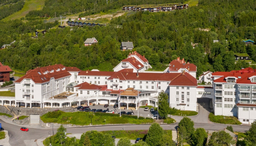 FLOTT BELIGGEHET: DR. Holms p&aring; Geilo har holdt det g&aring;ende siden 1909, og ligger sv&aelig;rt idyllisk til. Hotellet er godt bes&oslash;kt, og den siste tiden har mange engelske turister tatt turen hit.