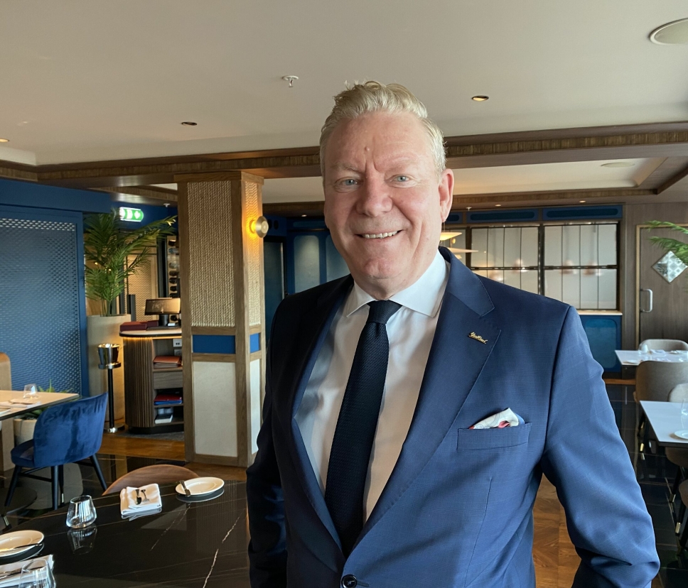MYE PÅ GANG: Evigunge Tarje Hellebust elsker jobben som hotelldirektør ved Oslo Plaza, og har nå hatt samme stilling i 20 år. Bildet er tatt i The Top Restaurant som skal ta opp kampen om restaurantgjestene i hovedstaden.