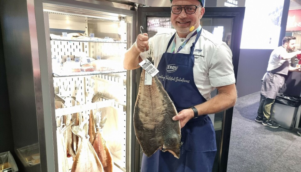 SE KVEITA: André Simonnes Misund lemper en kveite ut av modningskjøleskapet.