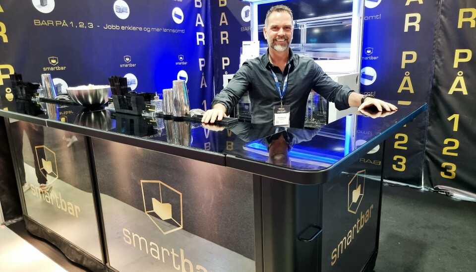 HAR BAR: Daglig leder Mathias Hessselmann i Smartbar poserer i en oppslått bar på Umami Arena.
