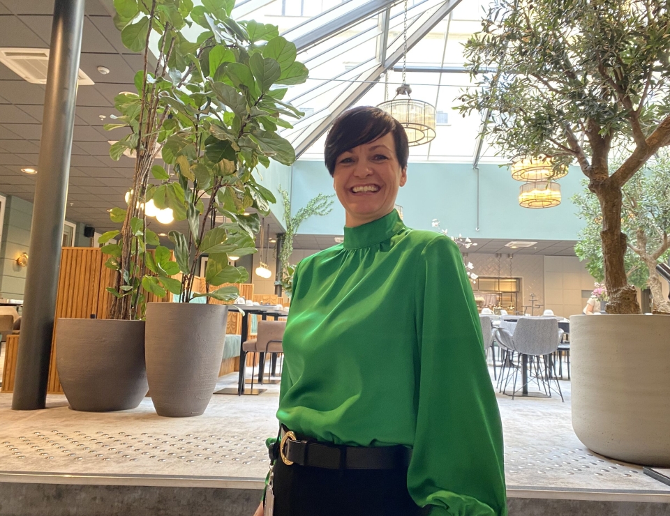STERK ÅPNING: Det er ikke noe å utsette på beliggenheten til Karl Johan Hotel. Hotelldirektør Camilla Lund Andersen og staben har gode tall å vise til. I bakgrunnen frokostsalen til det populære hotellet.