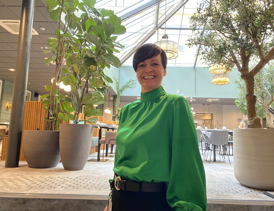 STERK ÅPNING: Det er ikke noe å utsette på beliggenheten til Karl Johan Hotel. Hotelldirektør Camilla Lund Andersen og staben har gode tall å vise til. I bakgrunnen frokostsalen til det populære hotellet. STERK ÅPNING: Det er ikke noe å utsette på beliggenheten til Karl Johan Hotel. Hotelldirektør Camilla Lund Andersen og staben har gode tall å vise til. I bakgrunnen frokostsalen til det populære hotellet.
