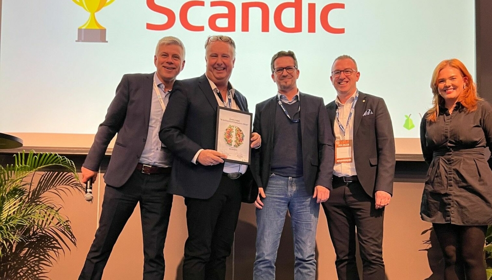 VILL JUBEL: F&B Manager Dag Finn Johansen i Scandic Norge med beviset på at Scandic vant 'Årets mest kreative KuttMatsvinn-tiltak'.