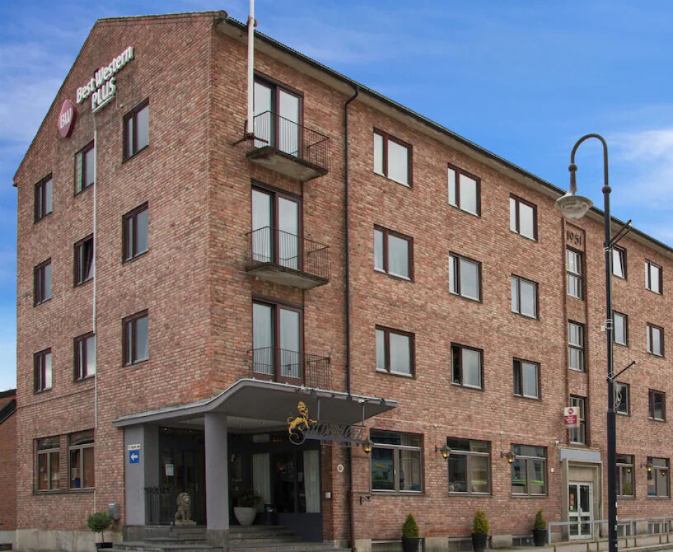 SENTRALT: Hotellet ligget midt i byen, og er familiedrevet.